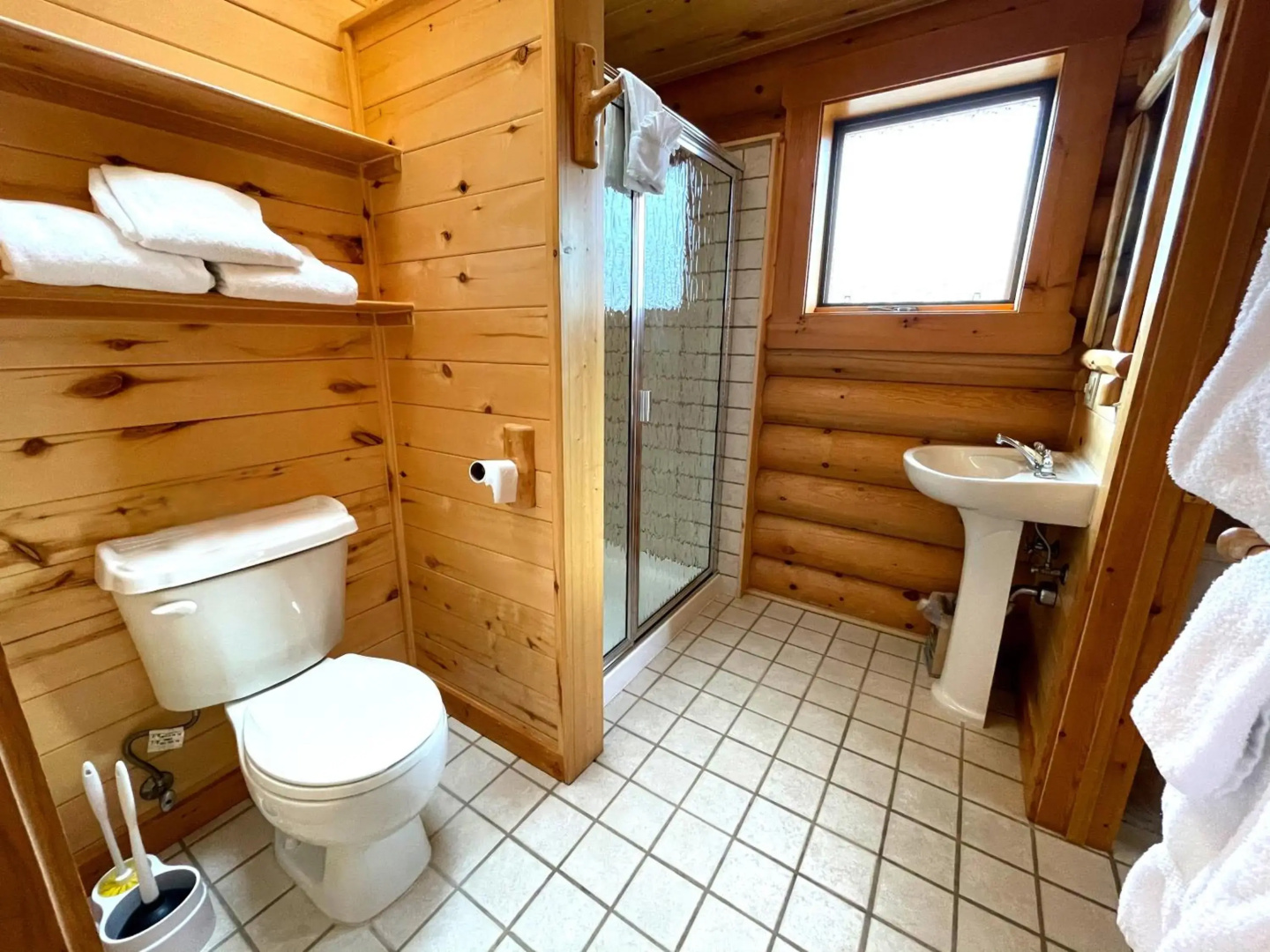 Beartooth Hideaway Inn and Cabins