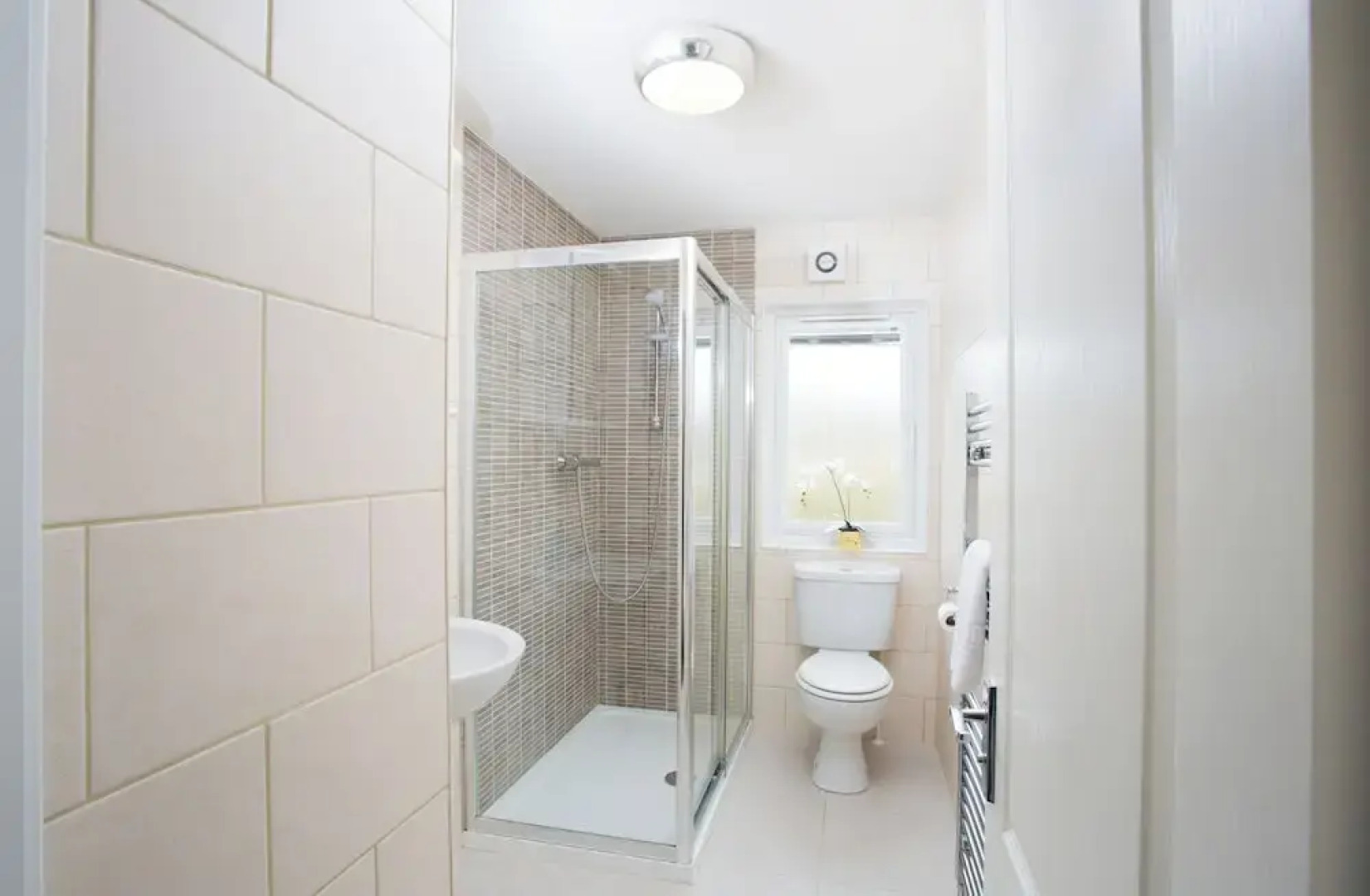 Bluebell Lodge - Sleeps 4,hot Tub, Loch & Woodland