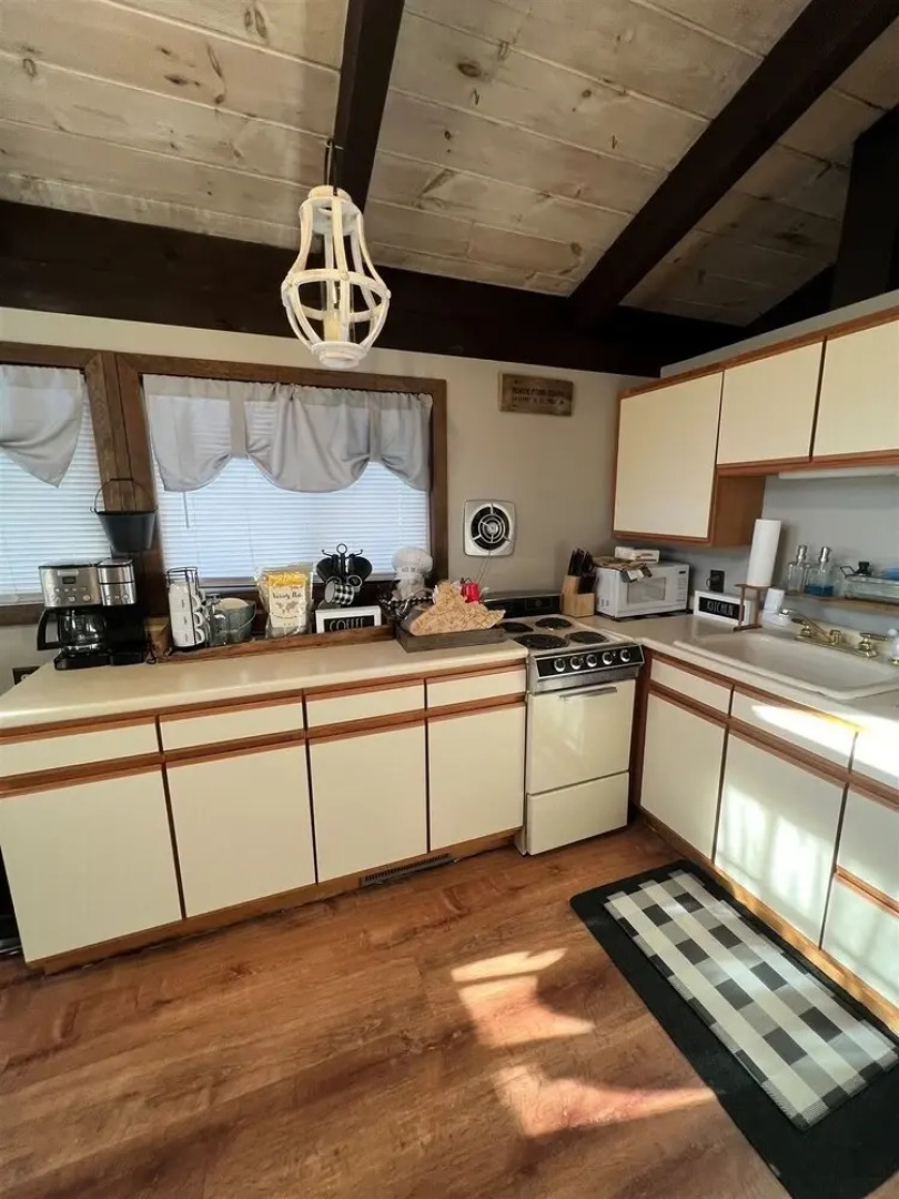 Alpine Village Getaway Limit 8 3 Bedroom Cottage by RedAwning