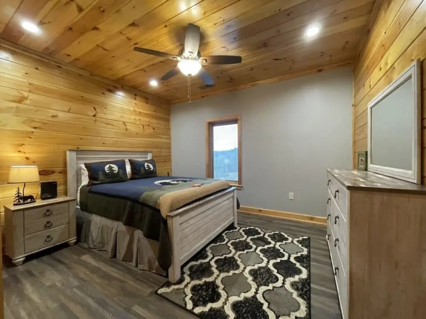 Nature lovers dream! Steps from fishing plus 140 acres of hiking! 4 Bedroom Home by RedAwning