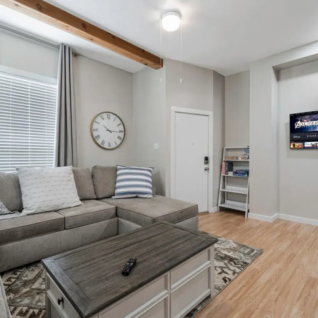 Stockyards- 4min Pet Friendly 3BR Luxe Gem