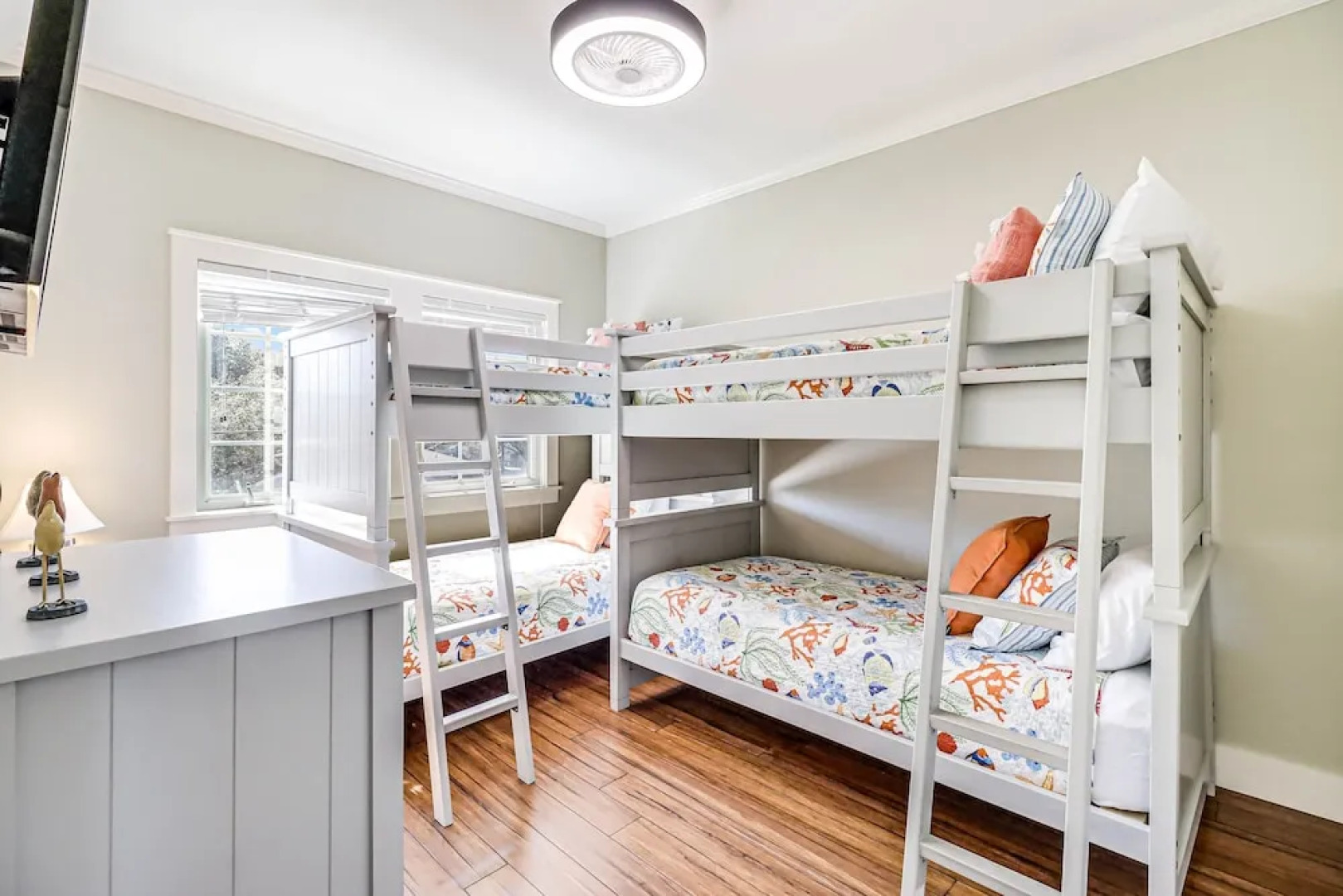 The James Pearl 4 Bedroom Home by RedAwning