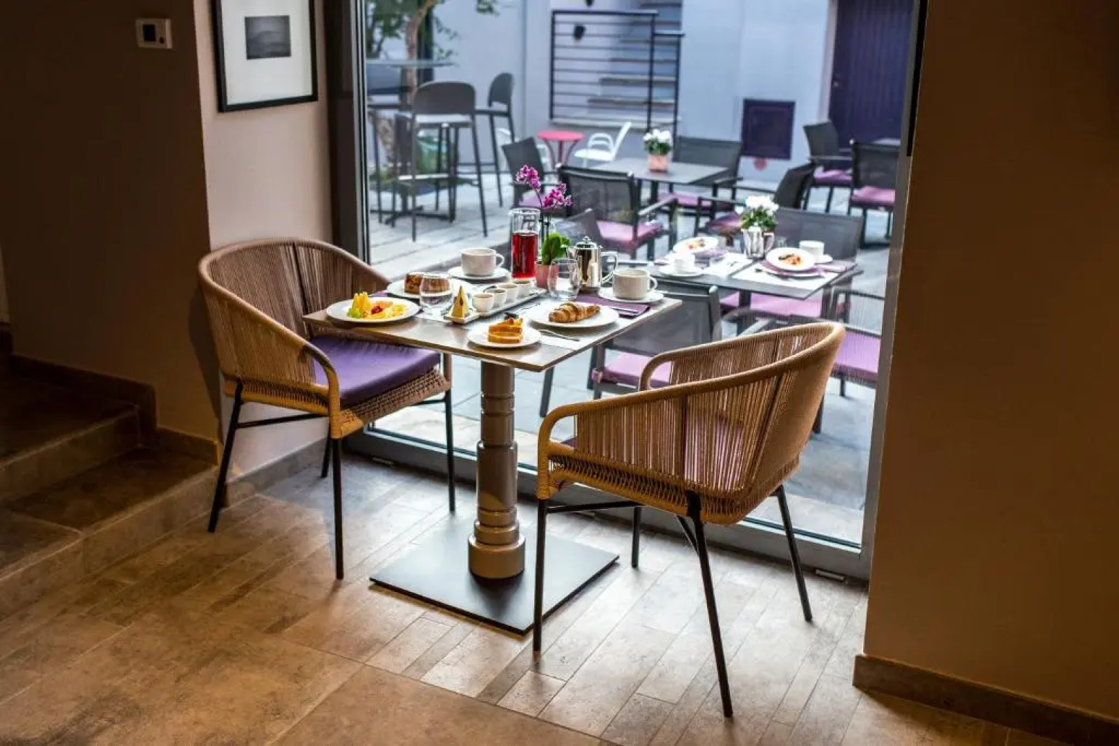 Uve Rooms & Wine Bar