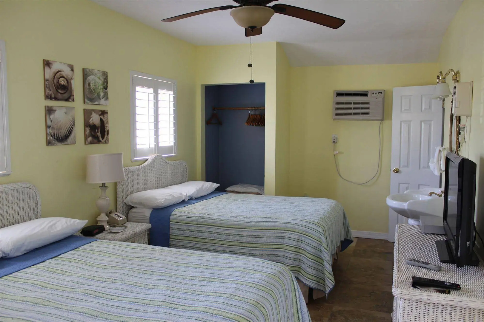 Shoreline Suites & Cabana Cottages