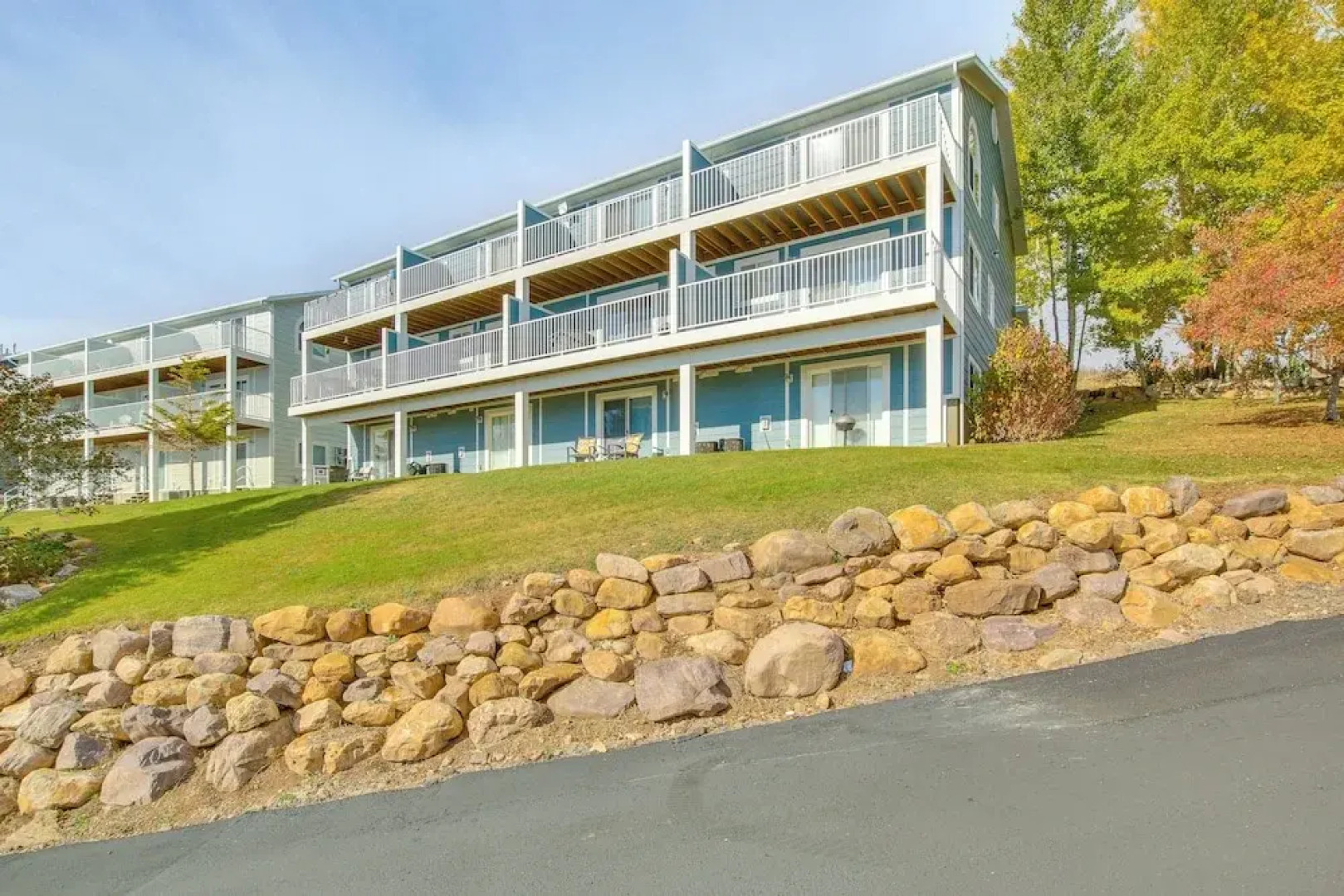 Spacious Garden City Townhome w/ Lake Views!