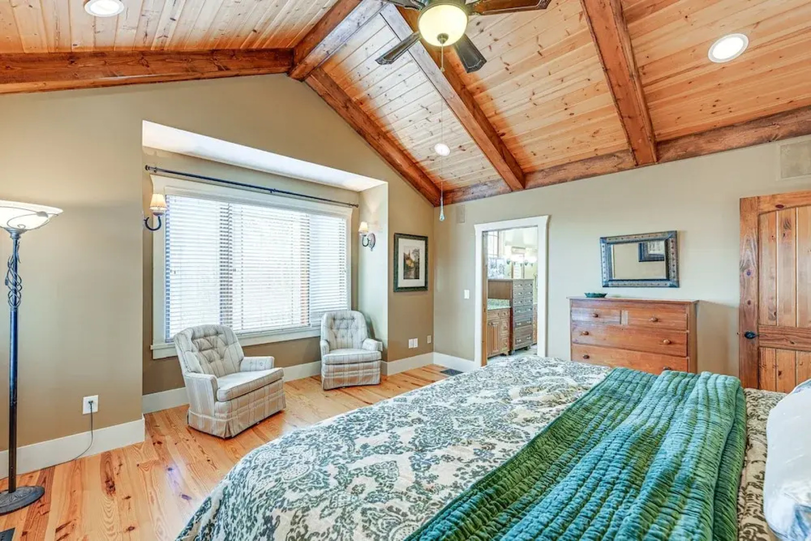 Mountain-view Georgia Cabin w/ 2 Decks