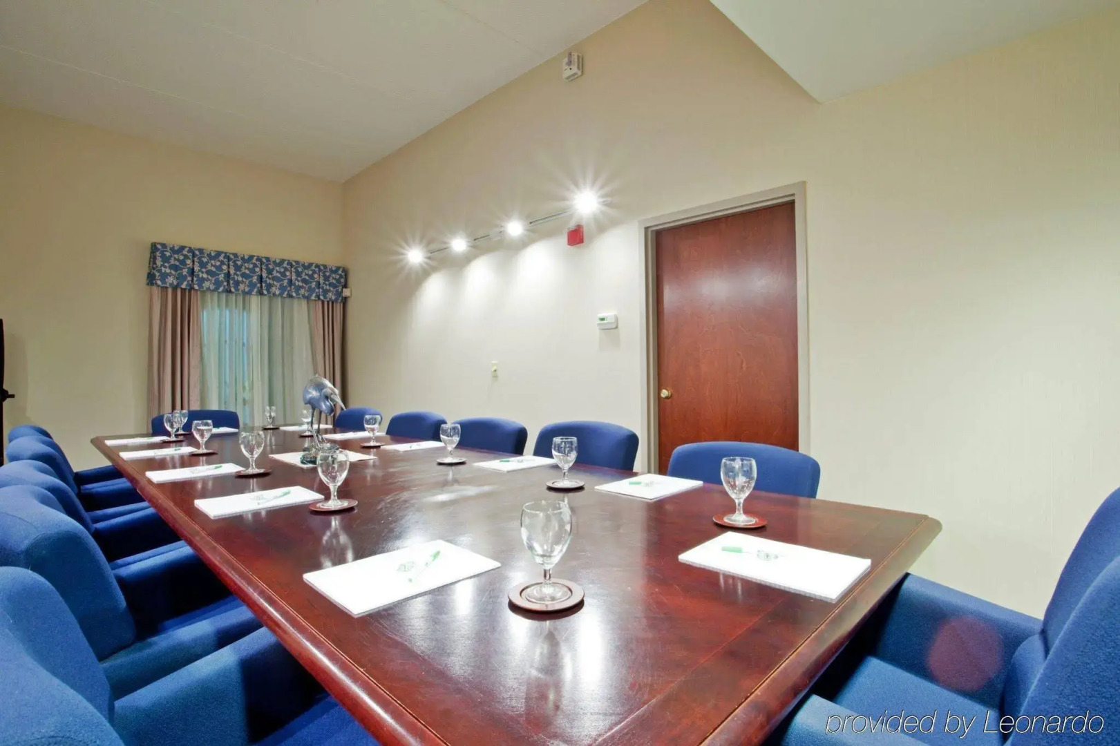 Holiday Inn Express & Suites Newport News by IHG