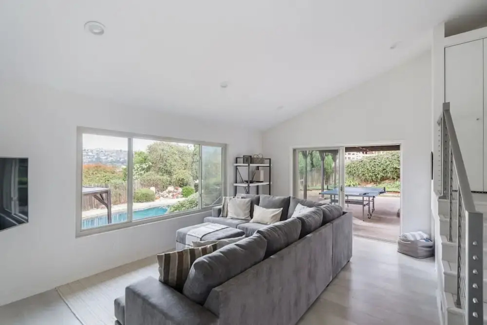 Spacious and Bright 5-bedroom Oasis Pool and Yard