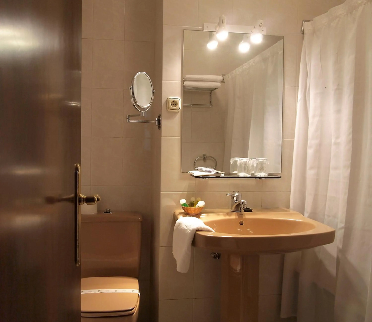 Palacio Arias and Hotel y Apartamentos Arias