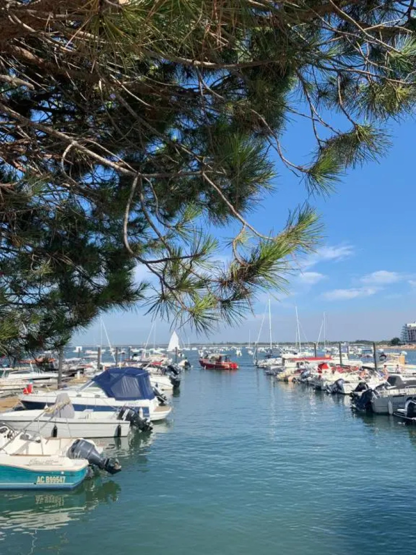 Maison avec sa grande terrasse ensoleillée