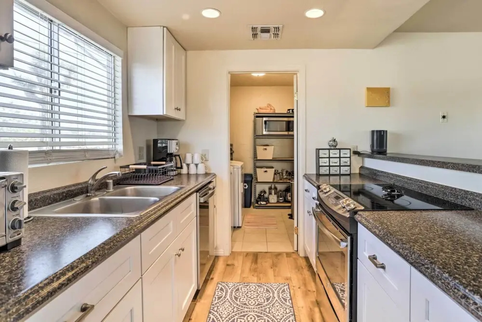 Sunny Oasis w/ Hot Tub ~ 11 Mi to Nat'l Park!