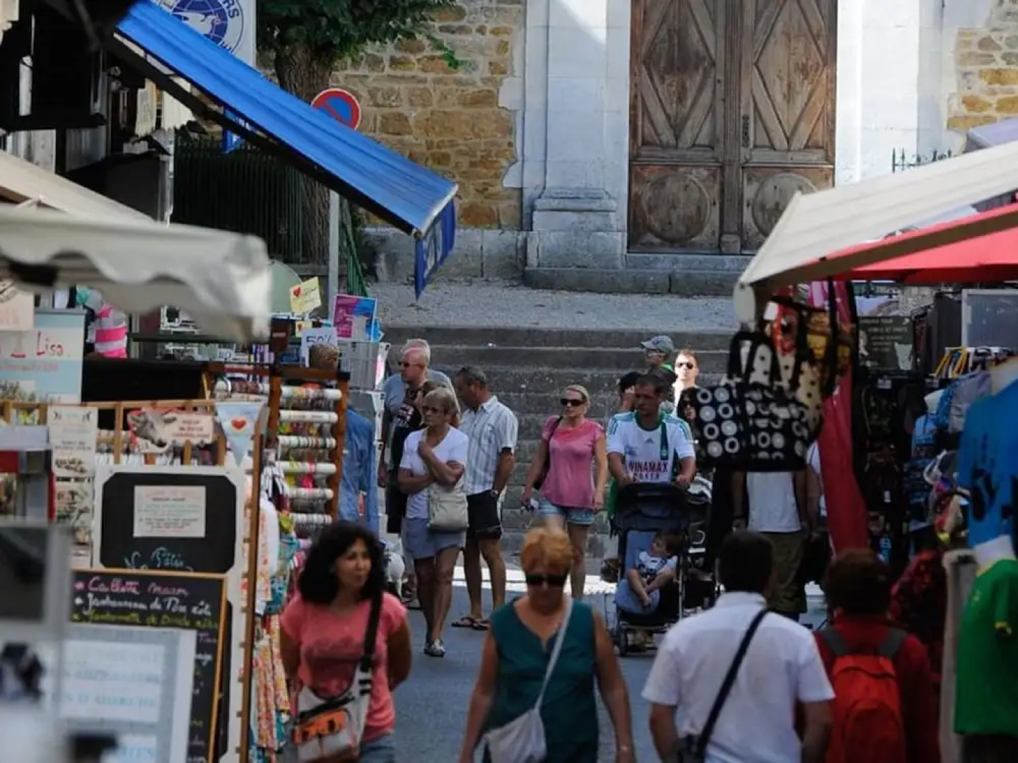 Stunning Holiday Home in Bourdeaux with Hill View