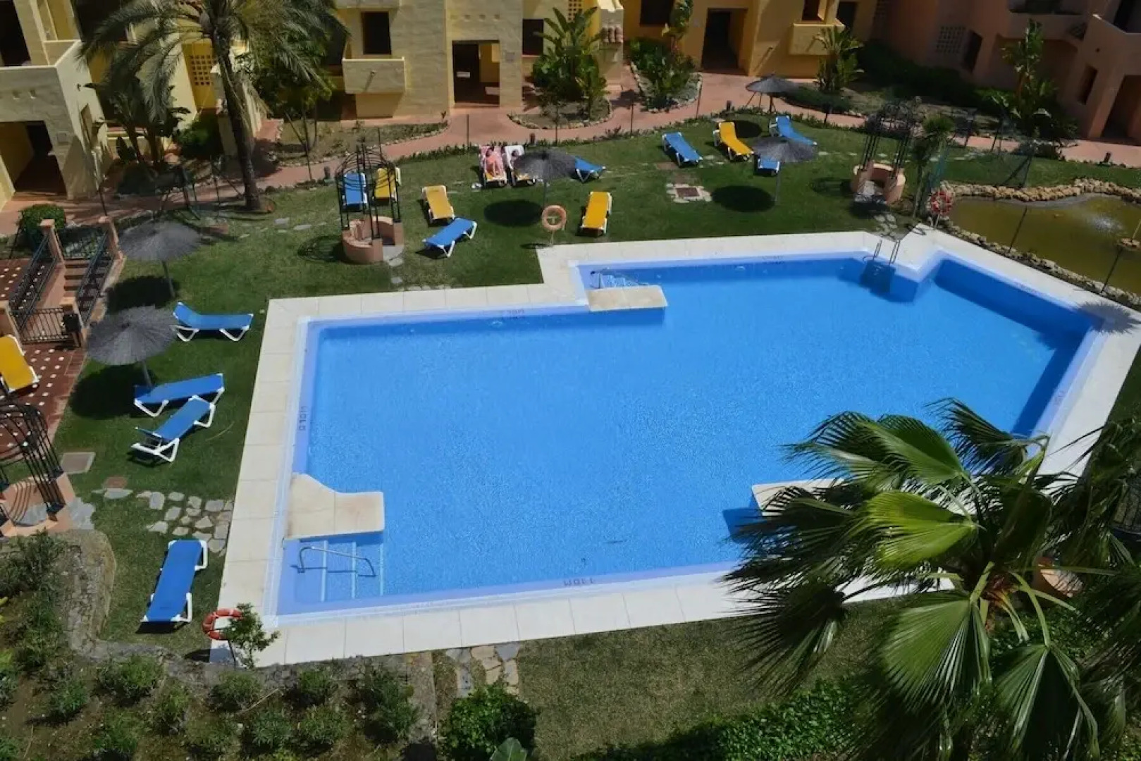 2115-Apto con bonita terraza vista a la piscina