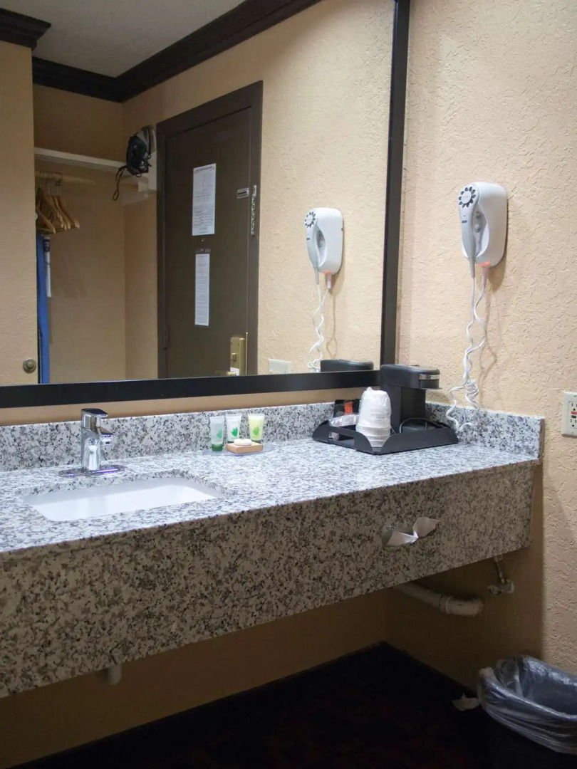 Best Western Cantebury Inn & Suites