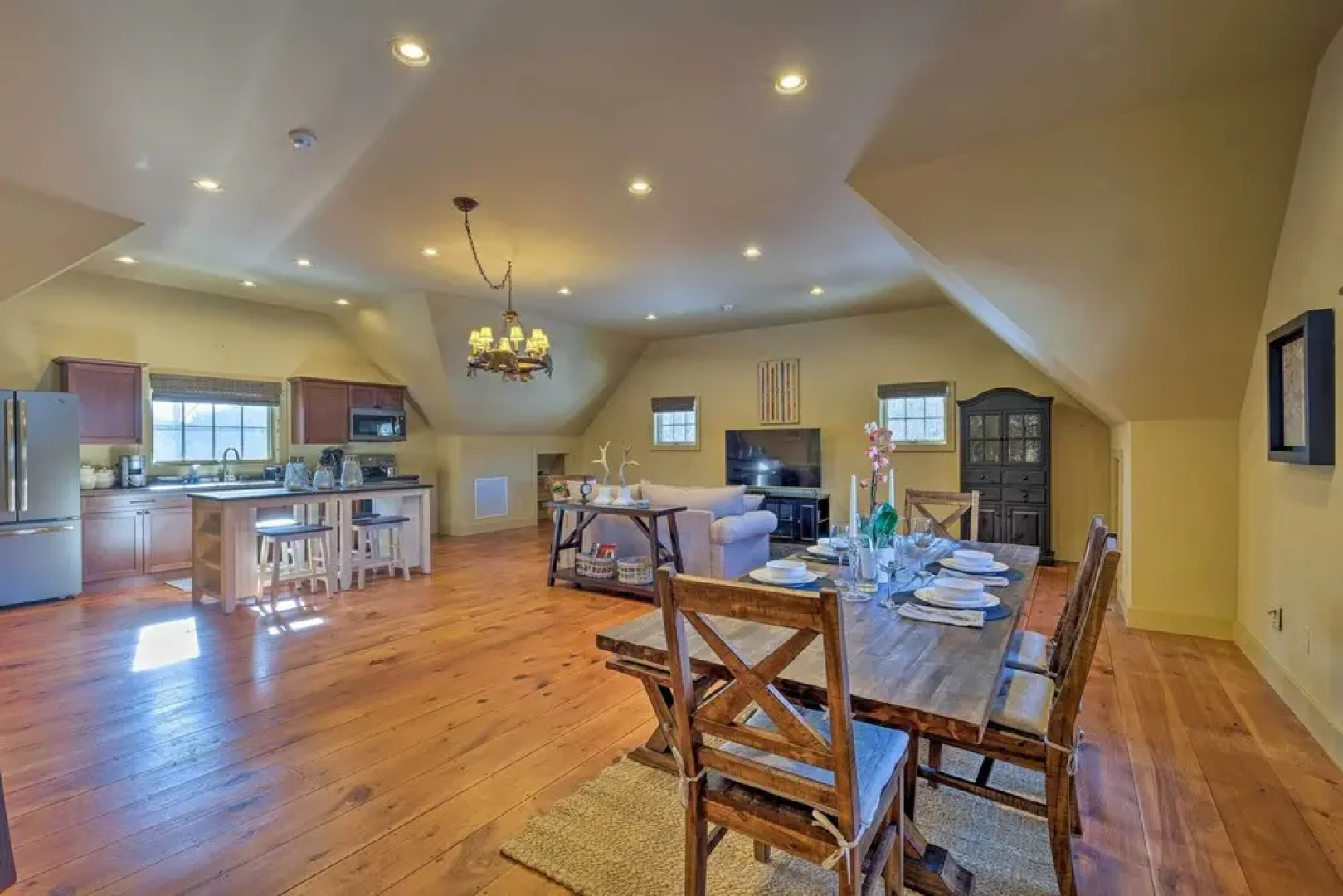 Luxe 'green Barn' Near Skiing w/ Mt Equinox Views!