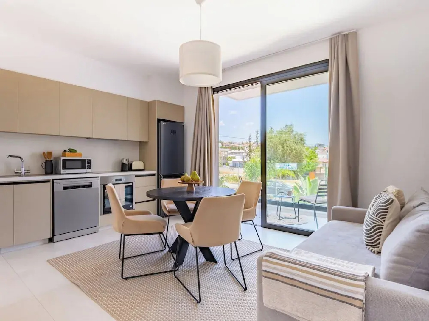 Sanders Only - Ideally Planned Studio With Balcony