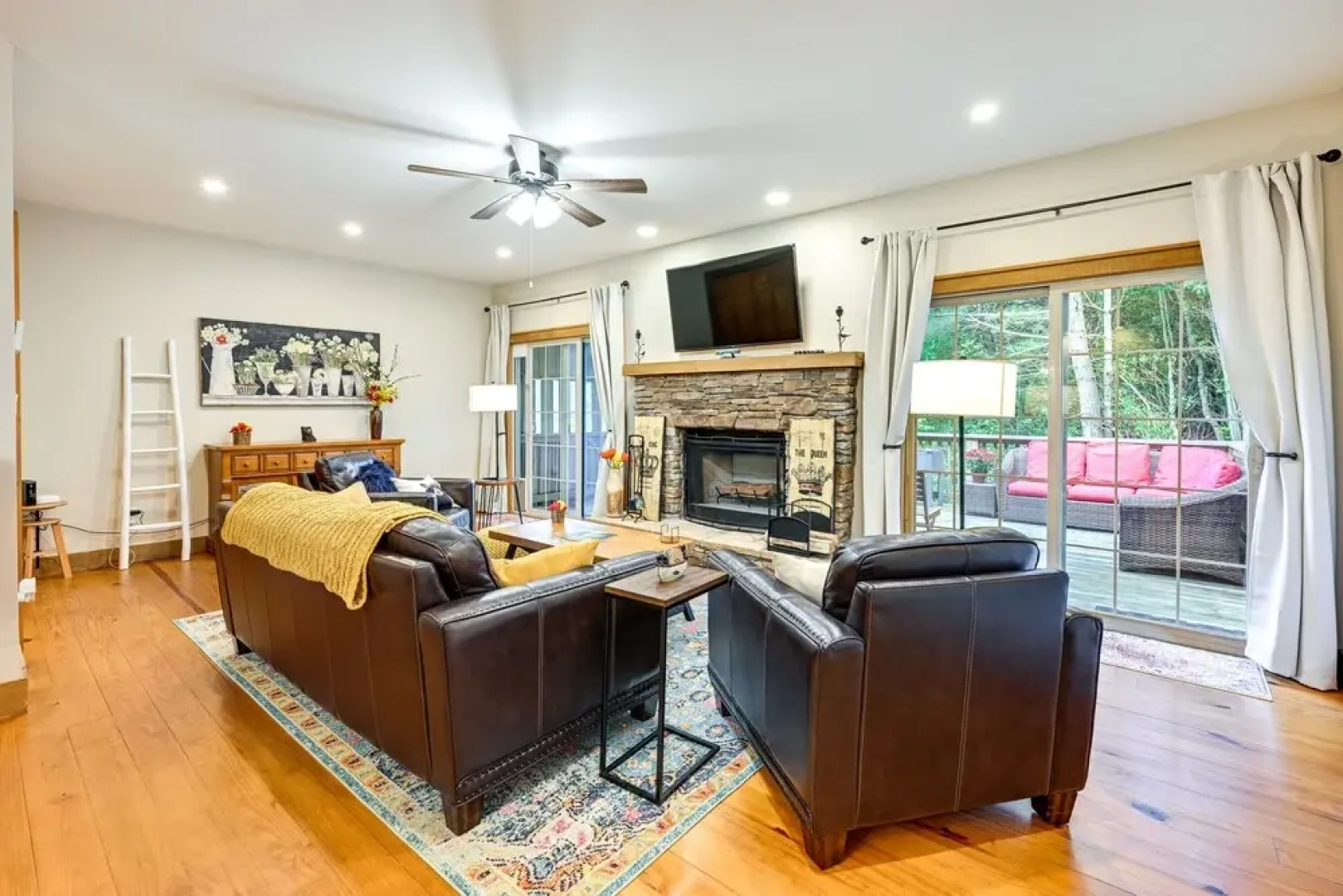 Sapphire Retreat Near Lakes, Trails & Waterfalls!