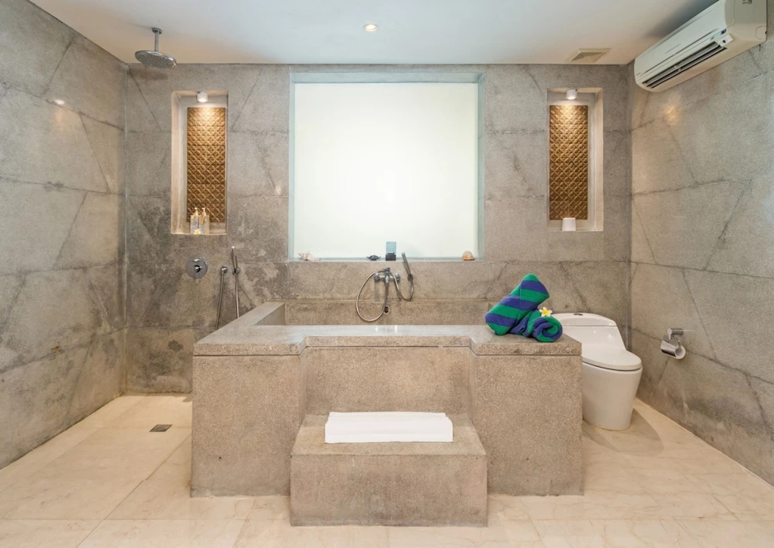 Wonderful Oceanfront 3 Br Villa in Seminyak