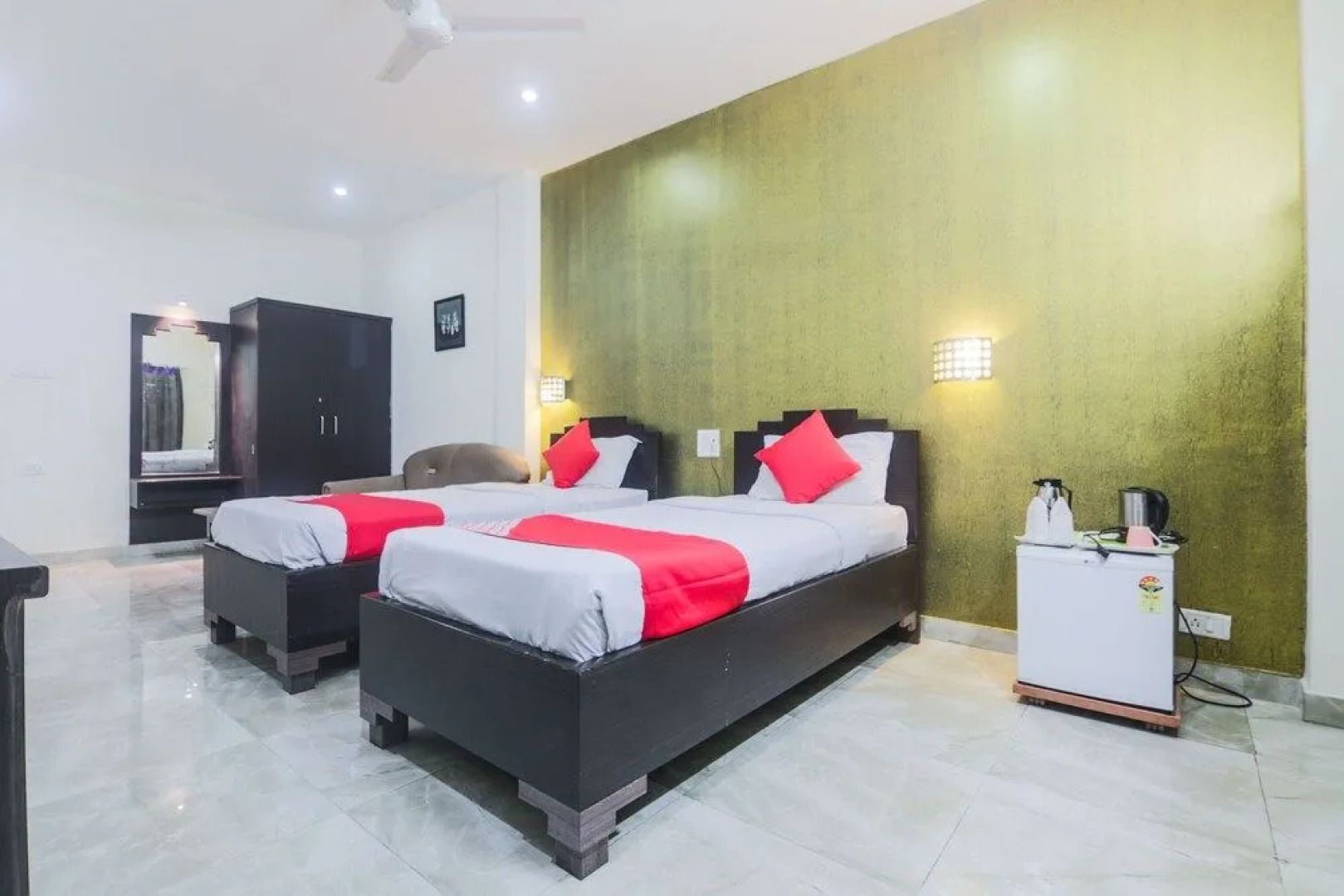 Oyo 24696 Green Point