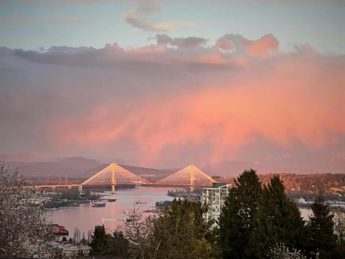 Lovely J Home -Stunning river view cozy two bedroom private suite