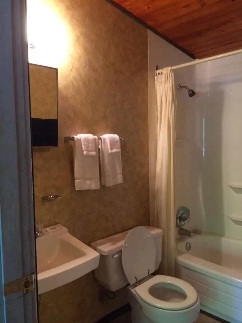 Tunnel Lake Trading Post & Motel