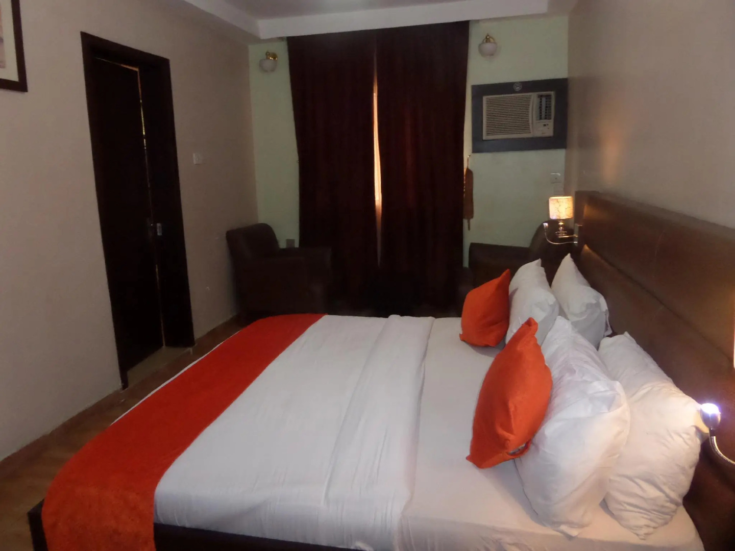 Downtown Royal Hotel