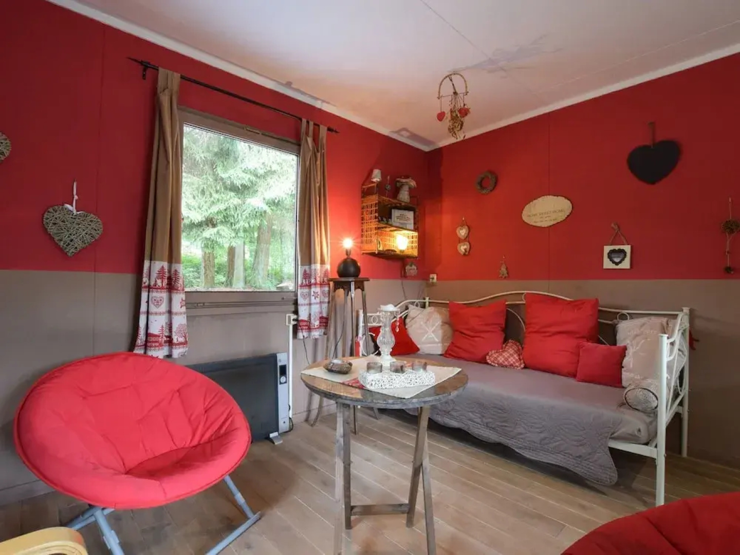 Lively Holiday Home With Garden, Barbecue, Garden Furniture