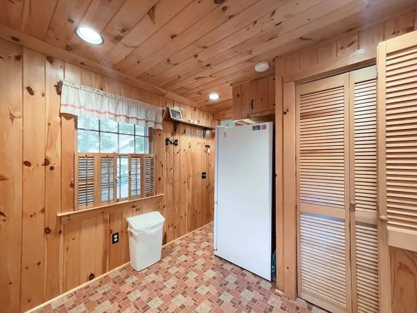 Dewey Cottage - Y854 Adorable Cottage Close To Long Sands Beach And Short Sands 4 Bedroom Home by RedAwning