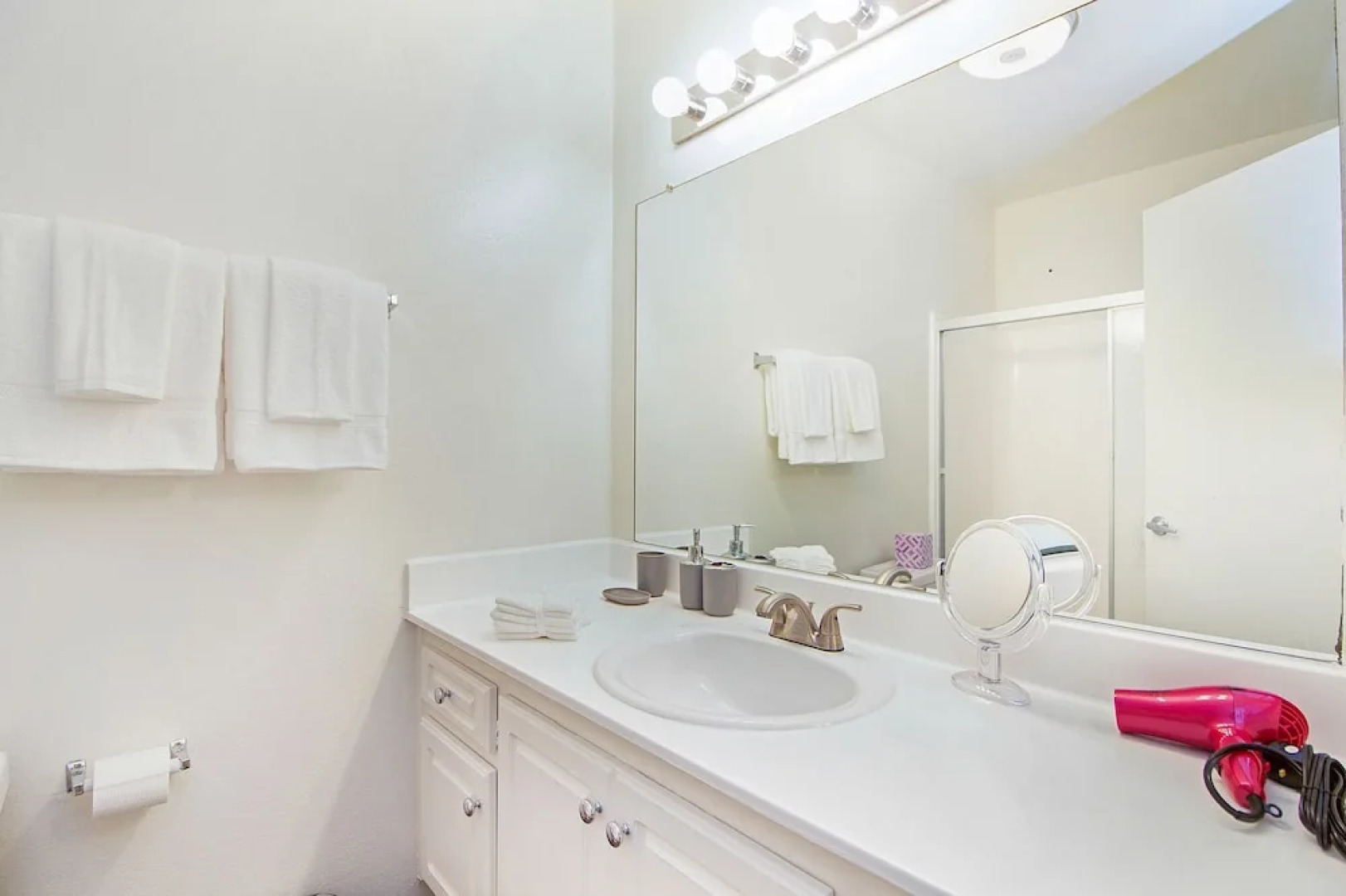 Private Entrance Under The Sea - 2BR/2BATH Next To Ritz Carlton - Walk To Ocean! (MB4)