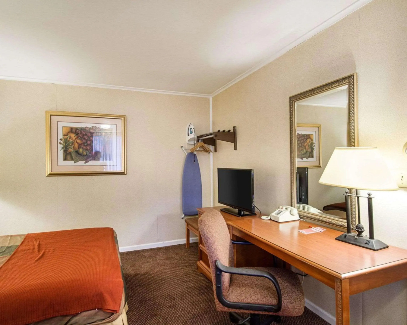 Econo Lodge Inn & Suites