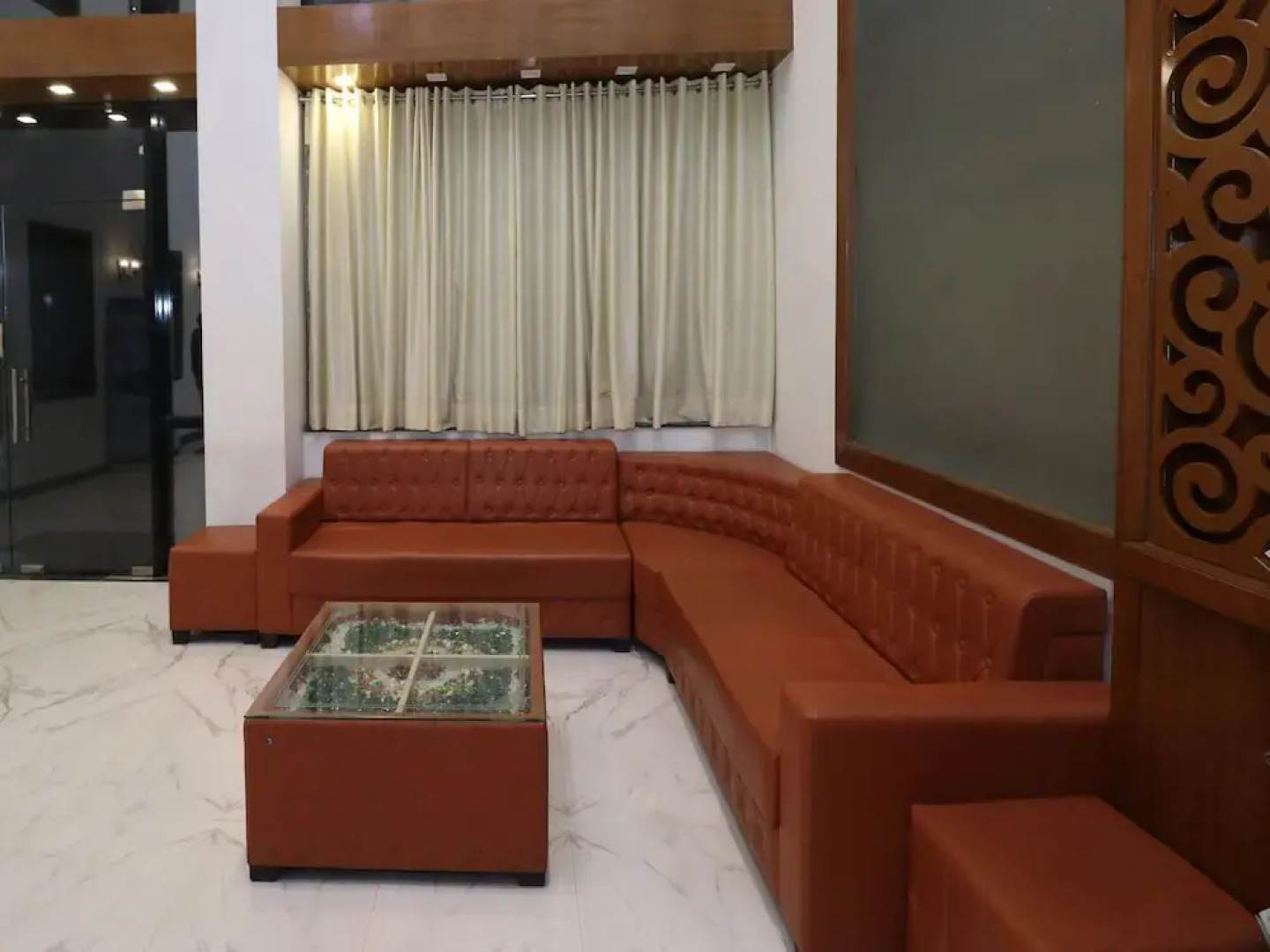 OYO 25076 Omang Hotel