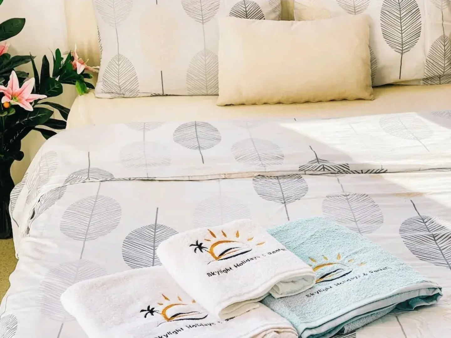 Villa for 9 Guests, Pool, Parking, Walk to Beach