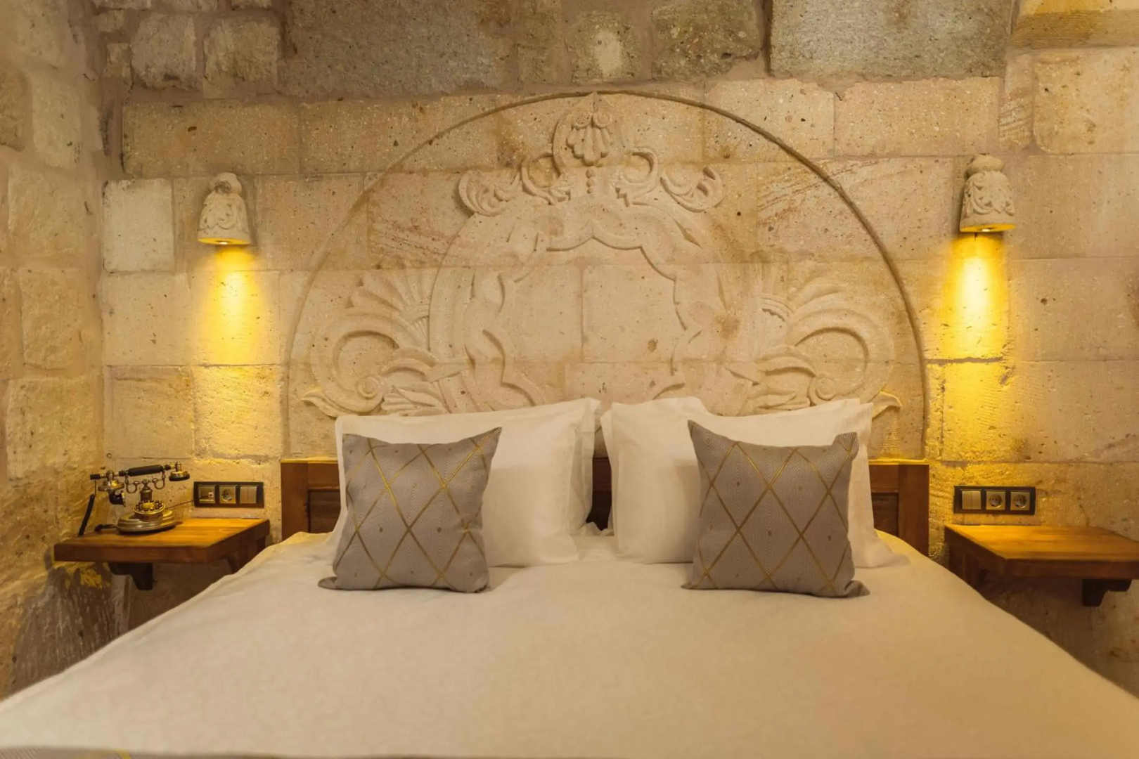Solo Cave Suites