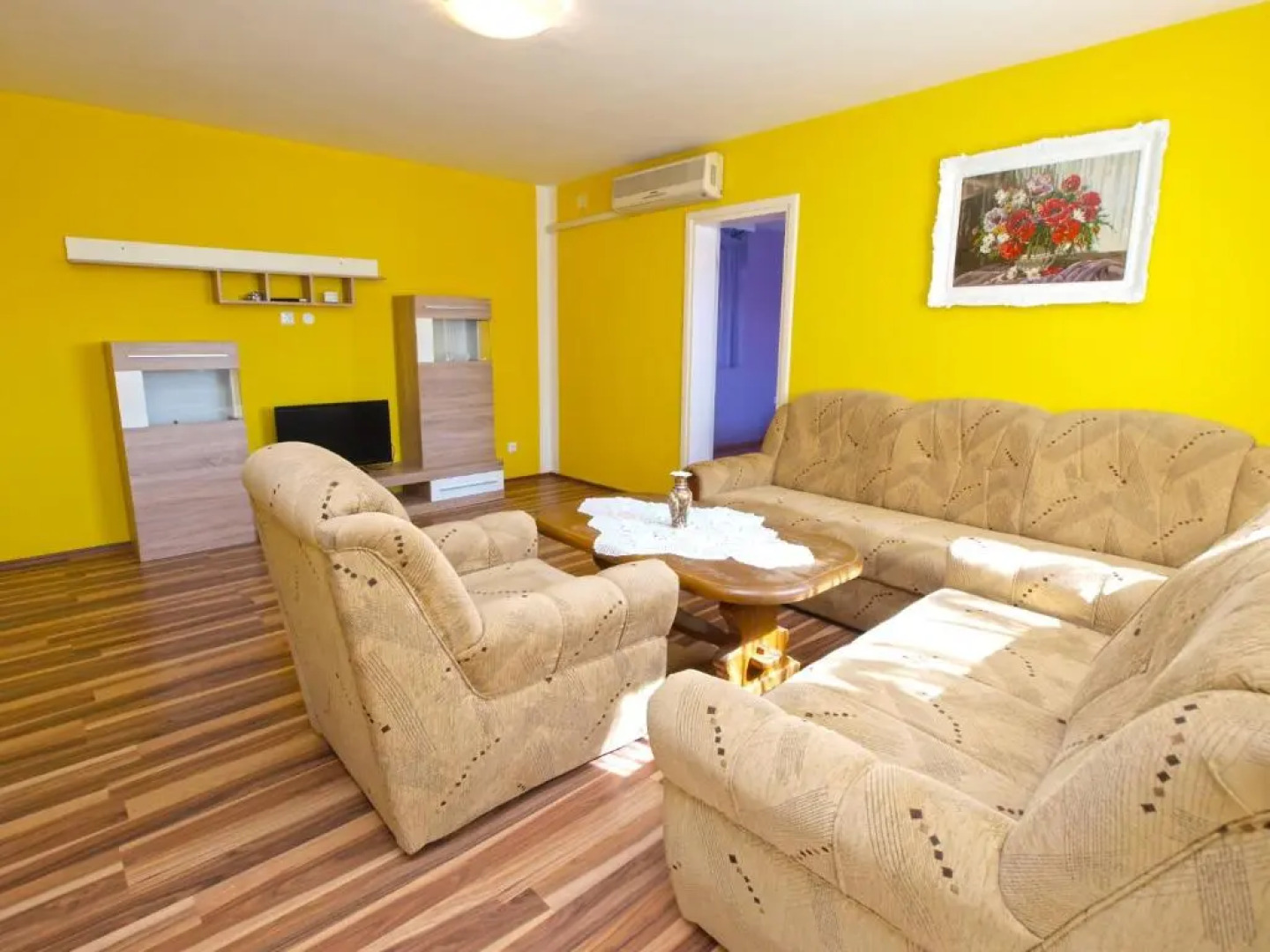 Apartment with pool 1038