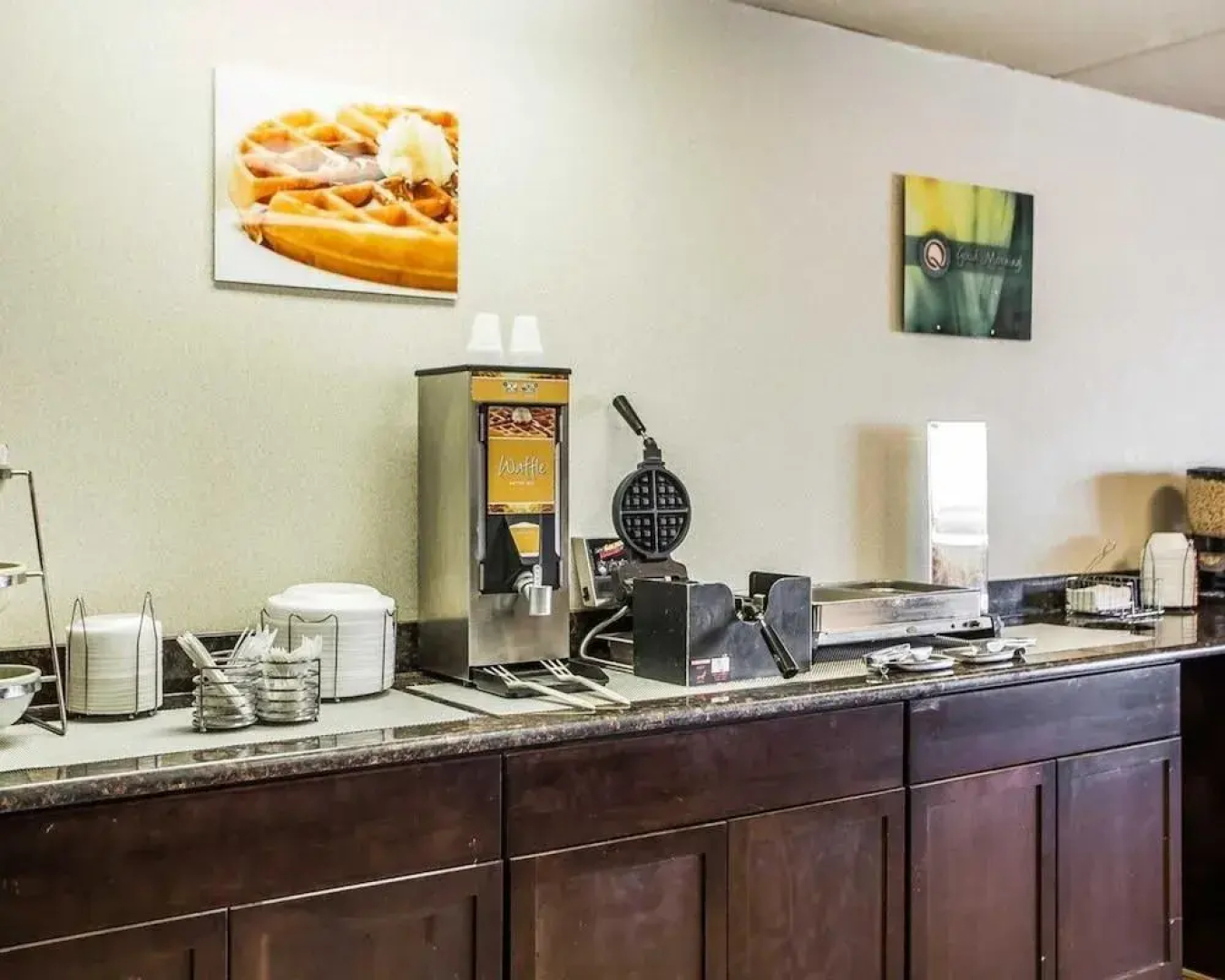 Econo Lodge Inn & Suites Outlet Village
