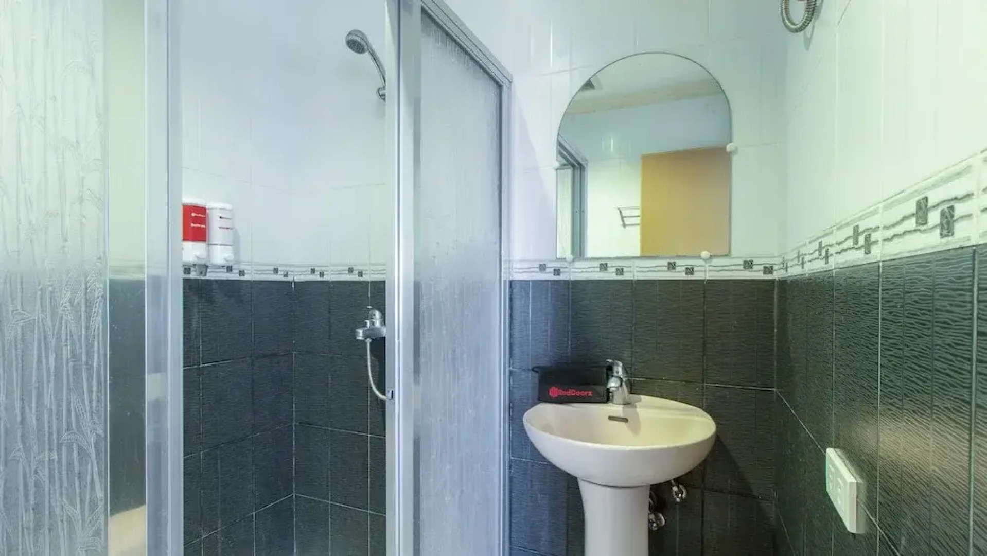 RedDoorz @ Km 50 Aguinaldo Highway Tagaytay - Vaccinated Staff