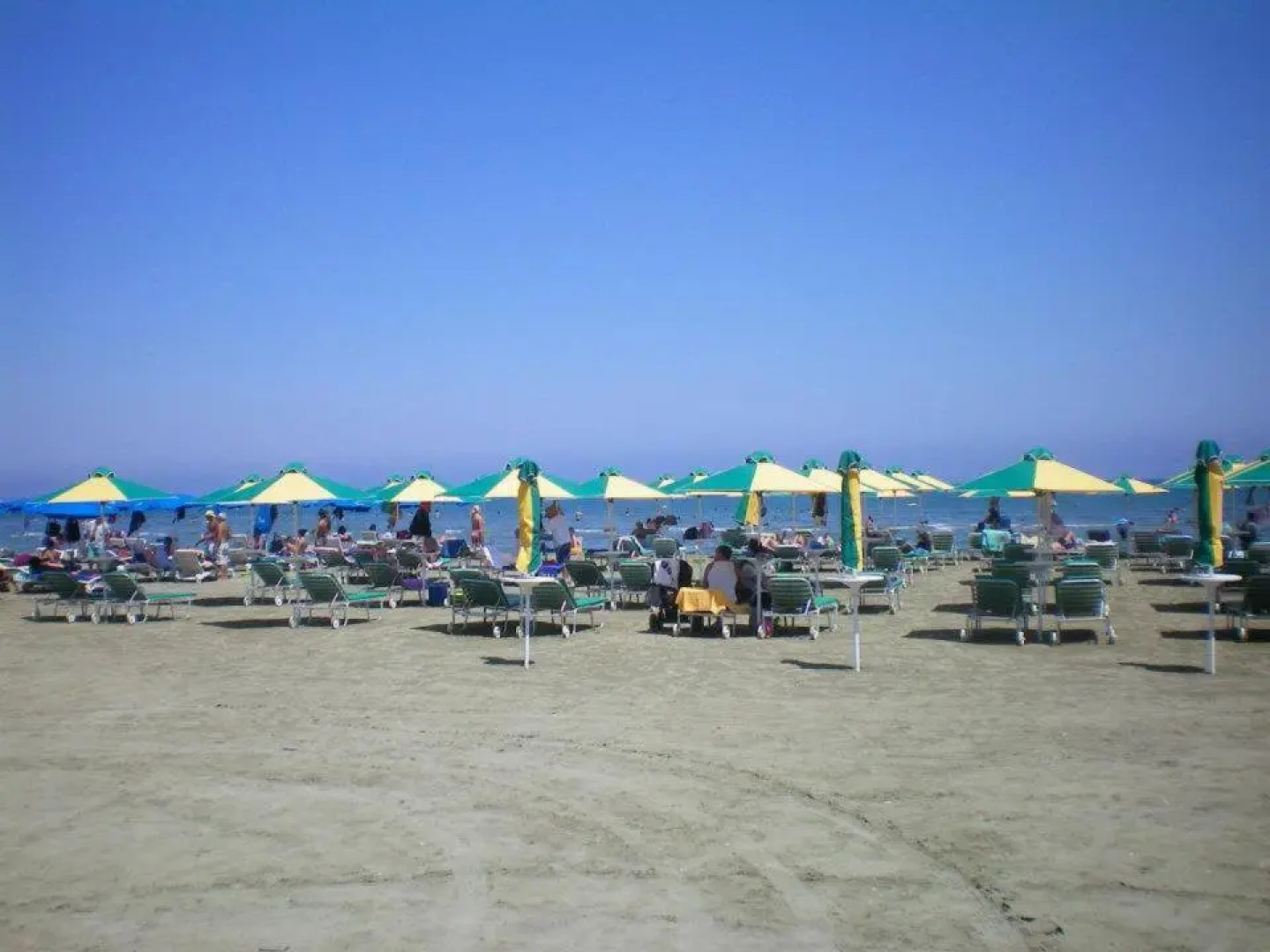 104 Excellent 2 bed apartment with pool view, AC & gym!