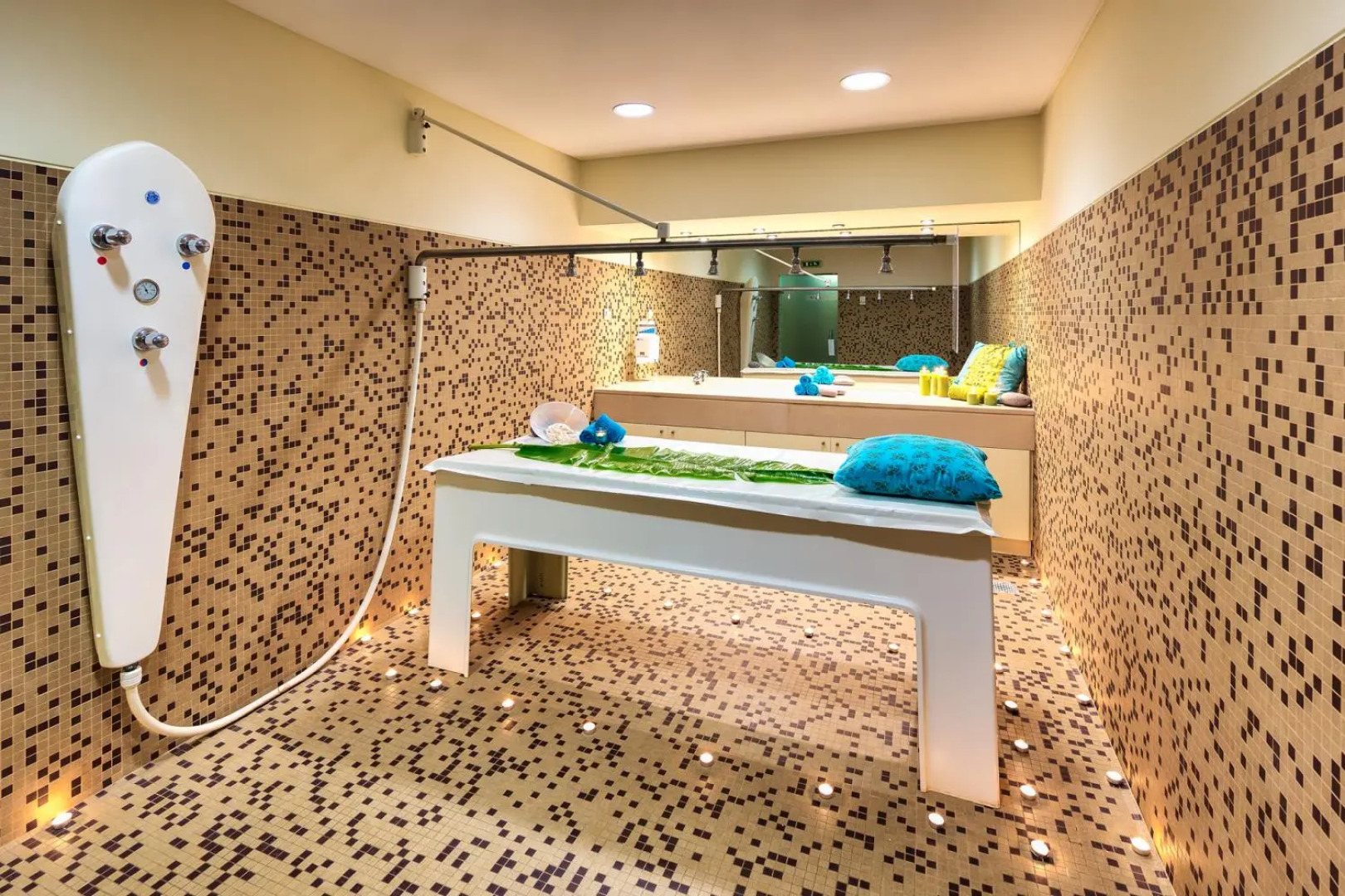 Four Views Monumental Lido