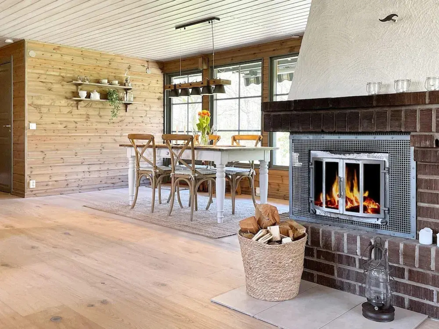 Charming Lakeside Cottage Getaway