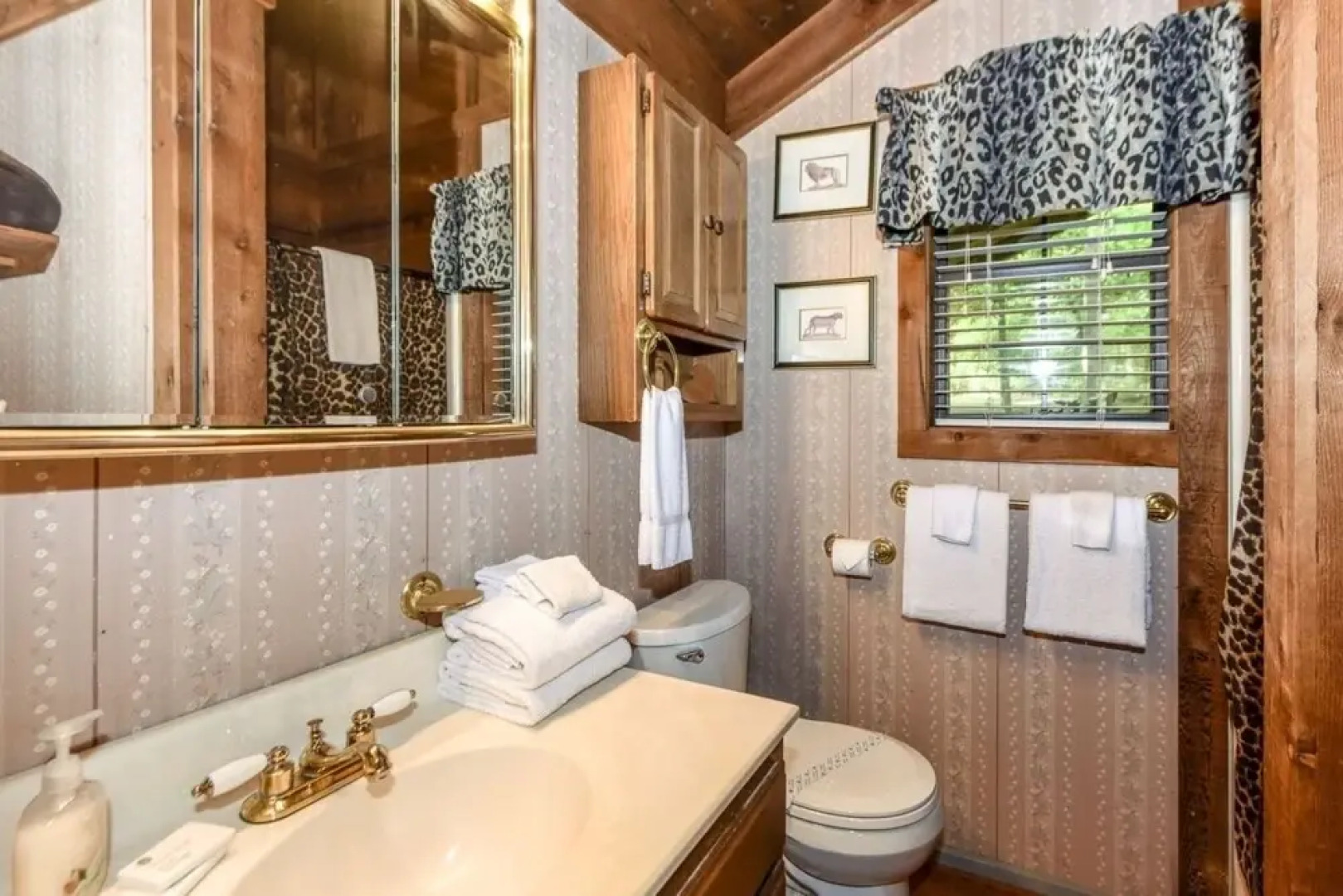 Cliff Haven 1 Bedroom Cabin by RedAwning