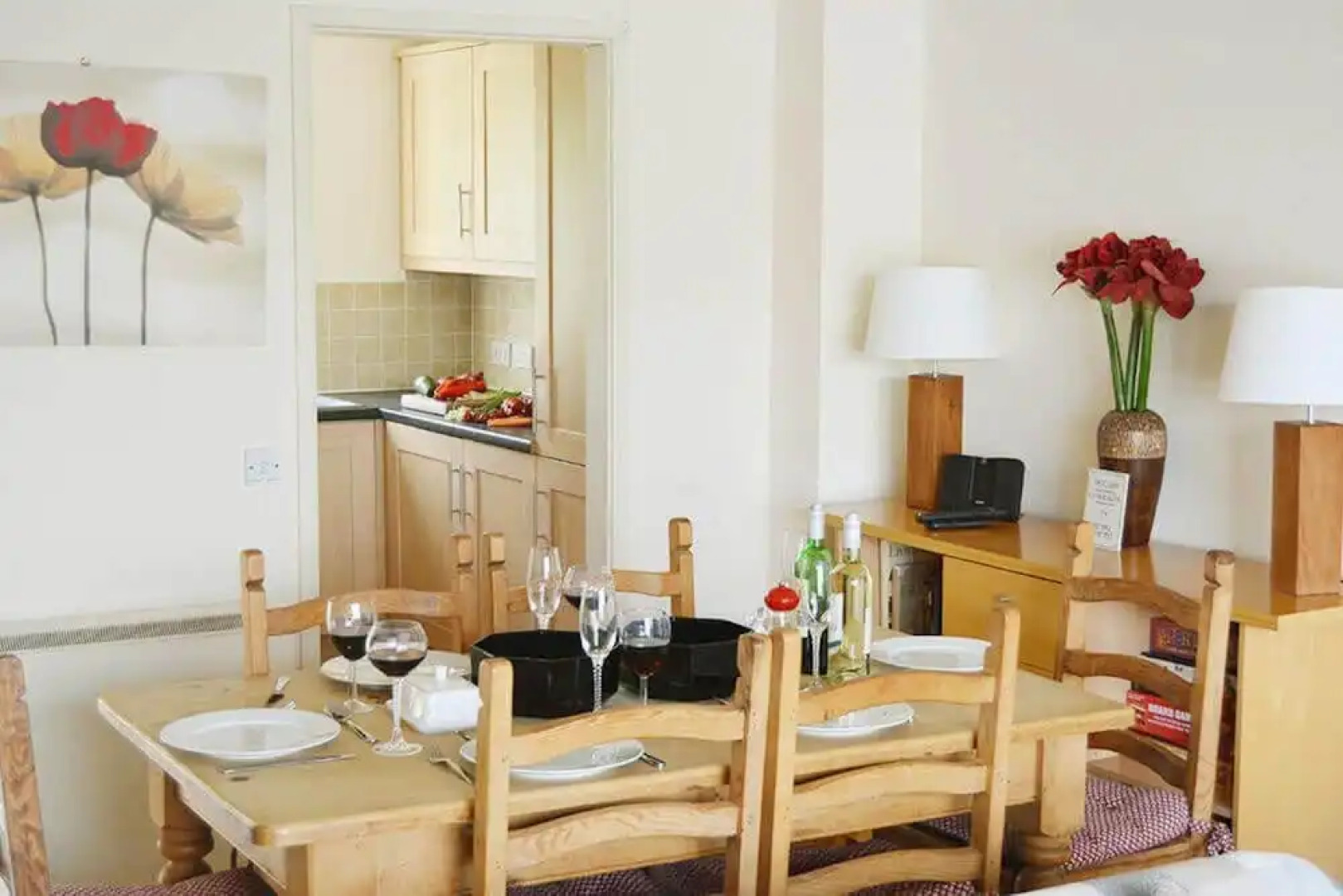 Stylish pet-friendly lakeside retreat in the Cotswold Water Park