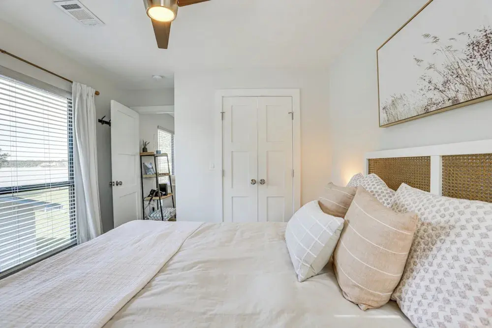 Willis Waterfront Home w/ Deck on Lake Conroe!