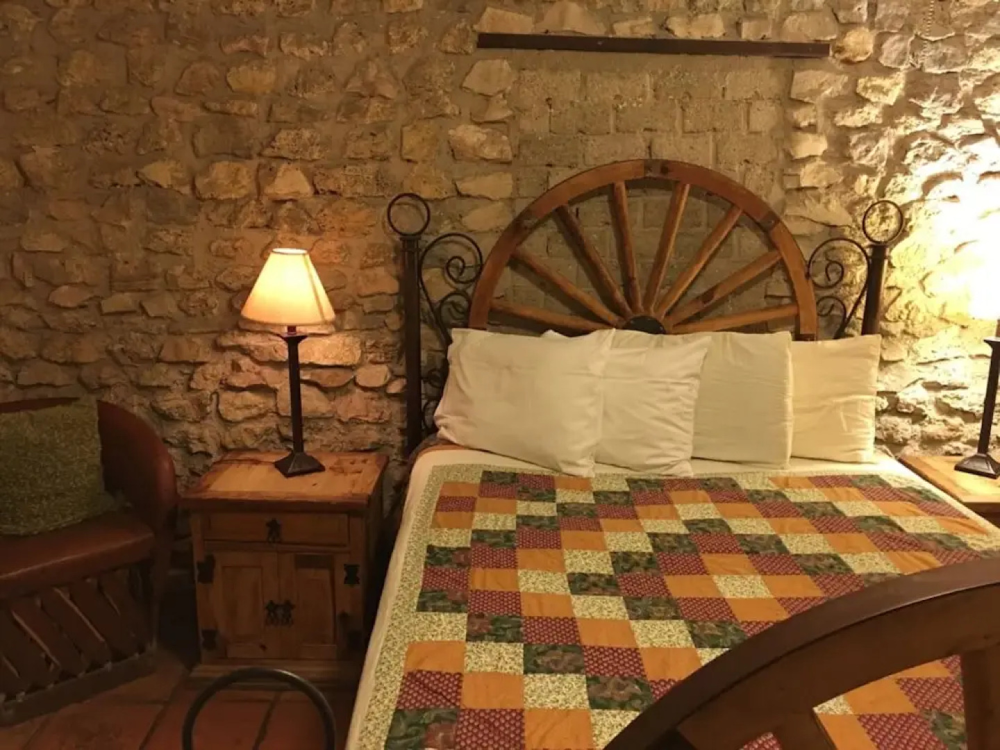 The Historic Leakey Inn