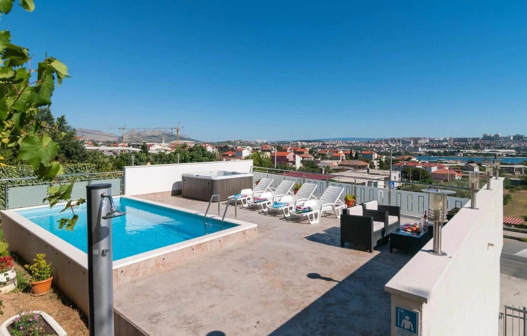Amazing Home in Solin with WiFi, 1 Bedrooms & Hot Tub