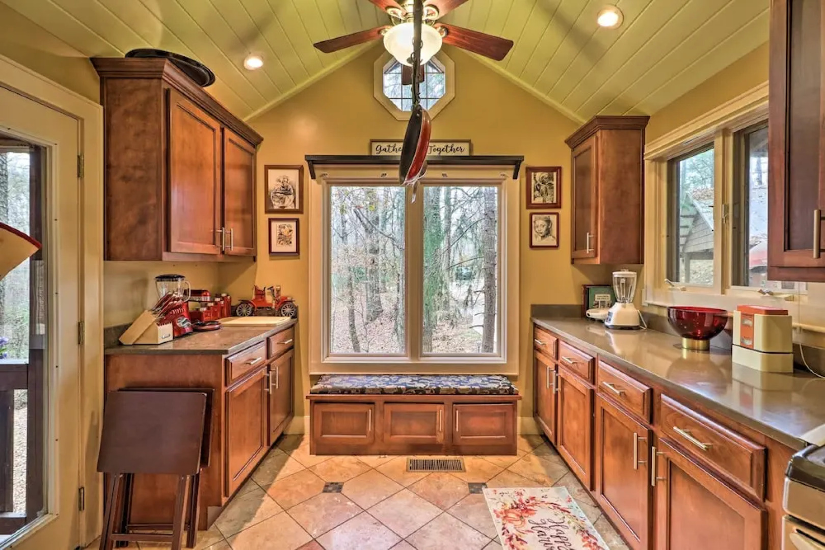 Cozy Conyers Cabin w/ Fireplace & Pool Table!