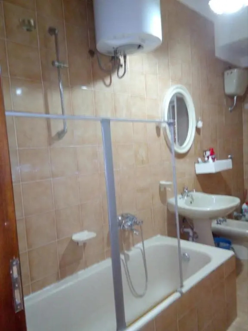 La piazza piccola alle spalle Del castello