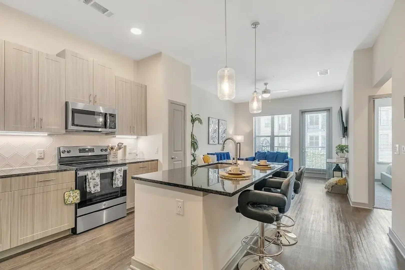 Maison De Luxe Brand New Cozy, Prime Location 1 Bedroom Condo by Redawning