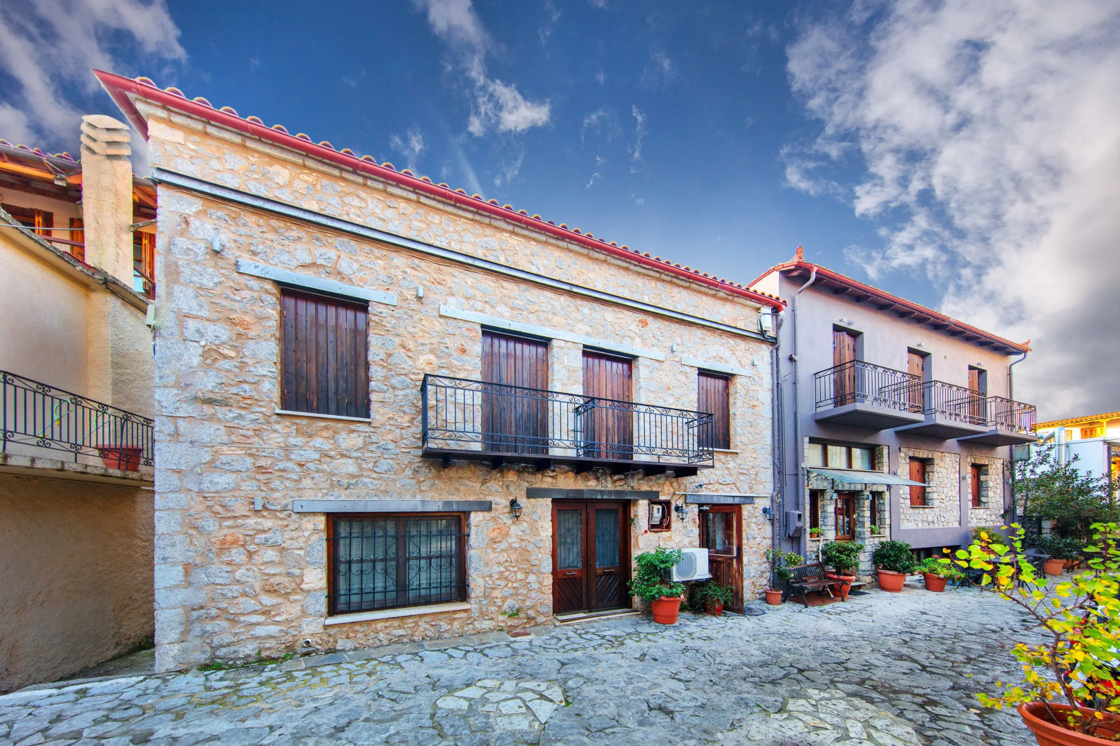 Stone Suites by White Hills