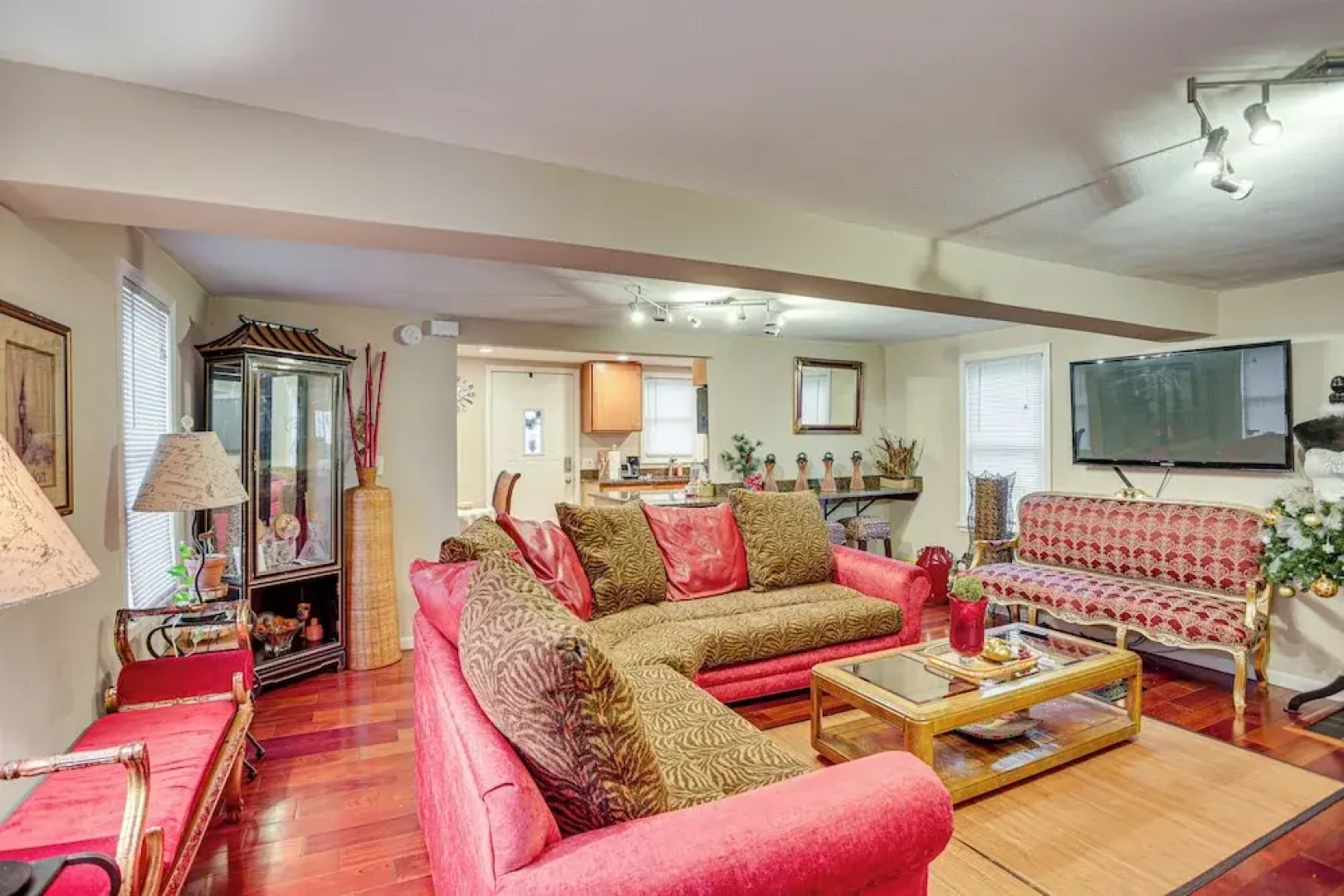 8 Mi to Downtown: Convenient Minneapolis Home