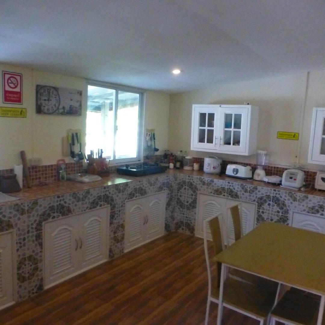 2 Double Bedroom Pool Apartment With Extensive Kitchen Dining Room Wi-fi Aircon